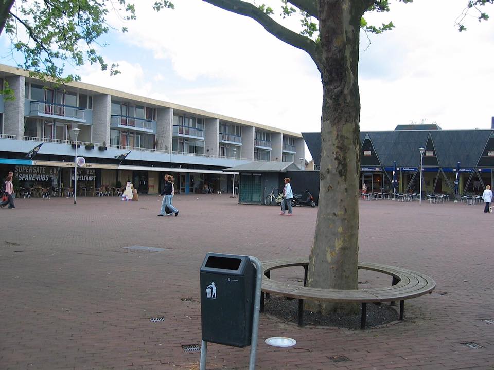 Raadhuisplein met winkelgalerij